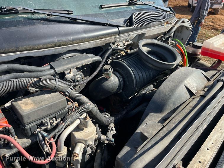 image for item LE9020 2003 Chevrolet  C7500 truck cab and chassis