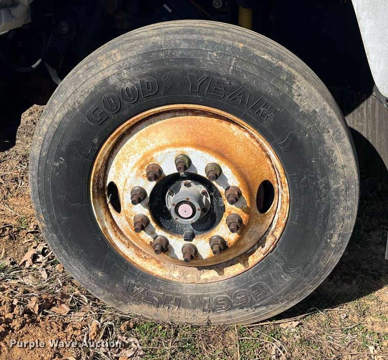 image for item LE9020 2003 Chevrolet  C7500 truck cab and chassis