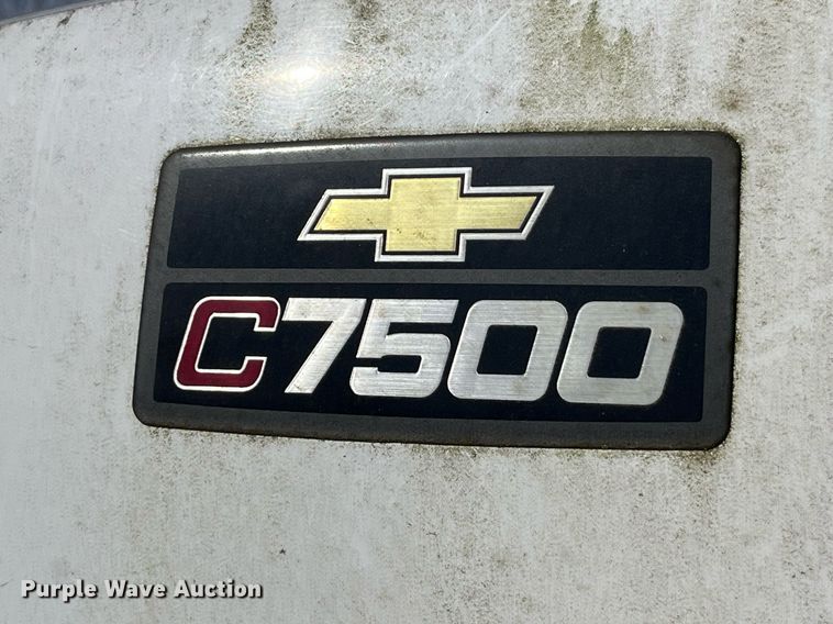 image for item LE9020 2003 Chevrolet  C7500 truck cab and chassis