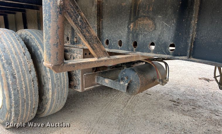 image for item LU9902 2006 Lufkin flatbed trailer