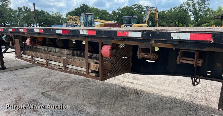 image for item LU9902 2006 Lufkin flatbed trailer