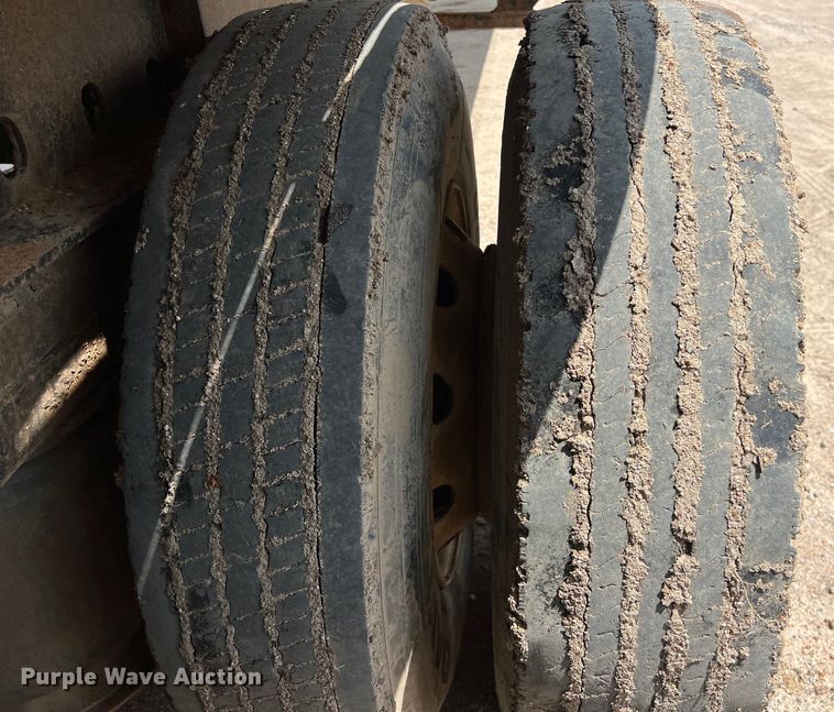 image for item LU9902 2006 Lufkin flatbed trailer