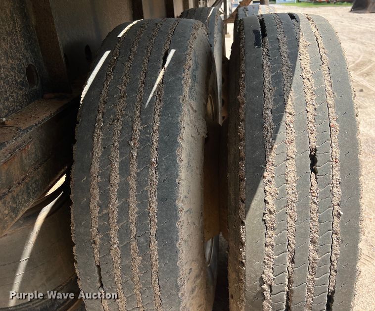 image for item LU9902 2006 Lufkin flatbed trailer