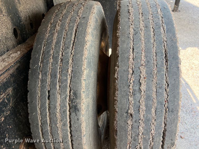 image for item LU9902 2006 Lufkin flatbed trailer