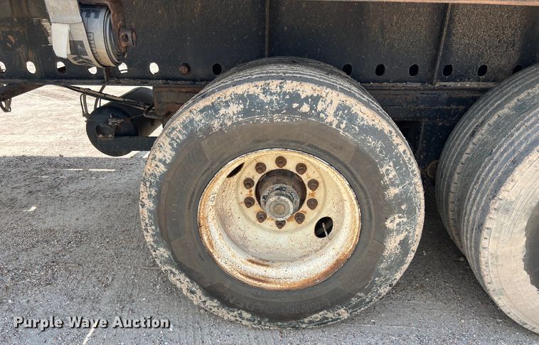 image for item LU9902 2006 Lufkin flatbed trailer