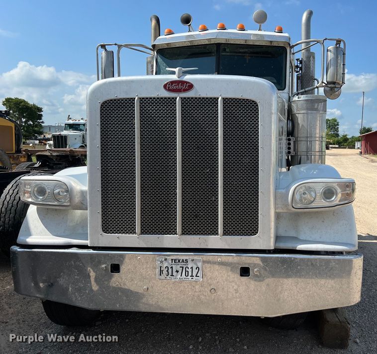 image for item LU9906 2018 Peterbilt 389 semi truck