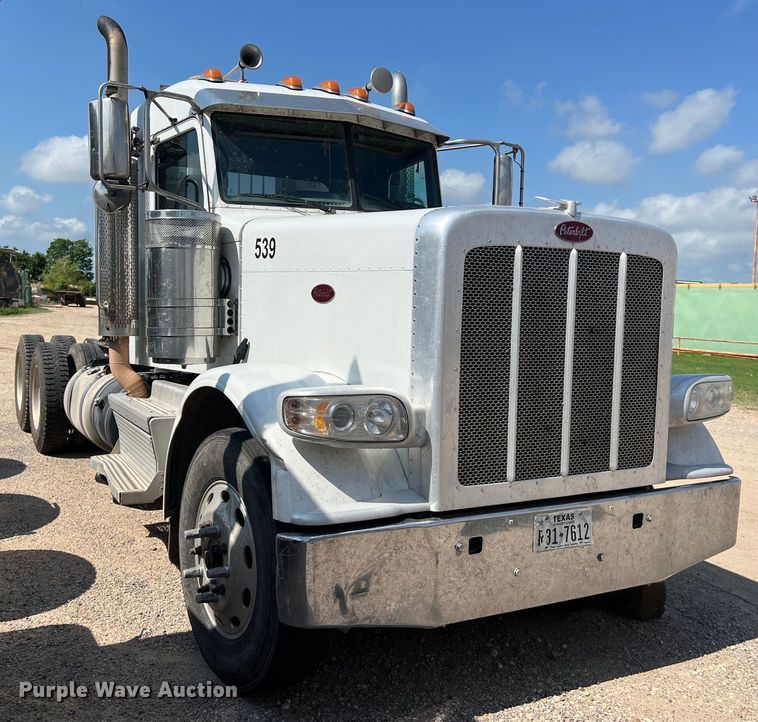 image for item LU9906 2018 Peterbilt 389 semi truck