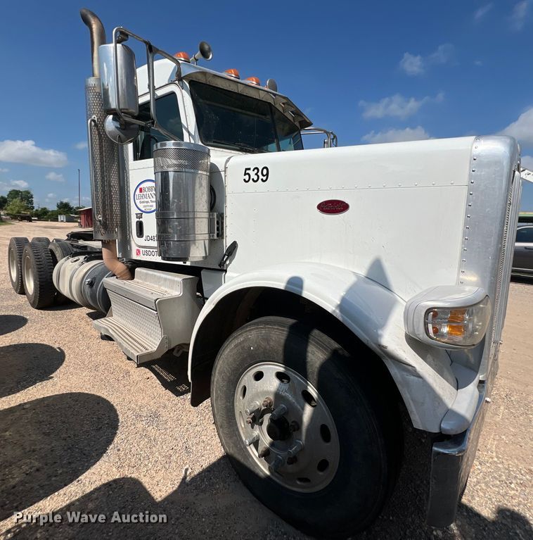 image for item LU9906 2018 Peterbilt 389 semi truck