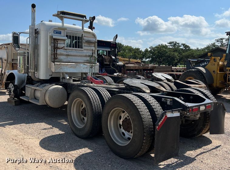 image for item LU9906 2018 Peterbilt 389 semi truck