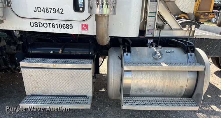 image for item LU9906 2018 Peterbilt 389 semi truck