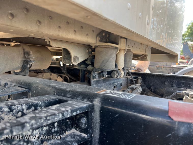 image for item LU9906 2018 Peterbilt 389 semi truck