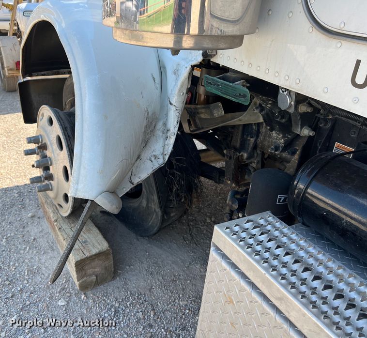 image for item LU9906 2018 Peterbilt 389 semi truck