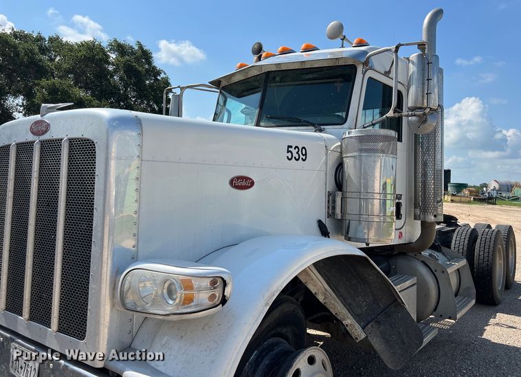 image for item LU9906 2018 Peterbilt 389 semi truck