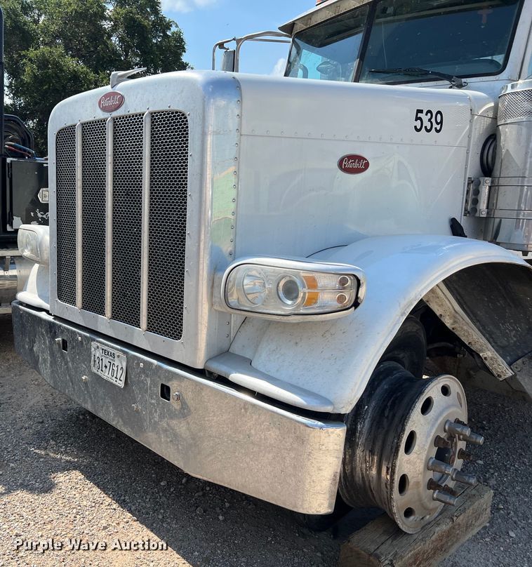 image for item LU9906 2018 Peterbilt 389 semi truck