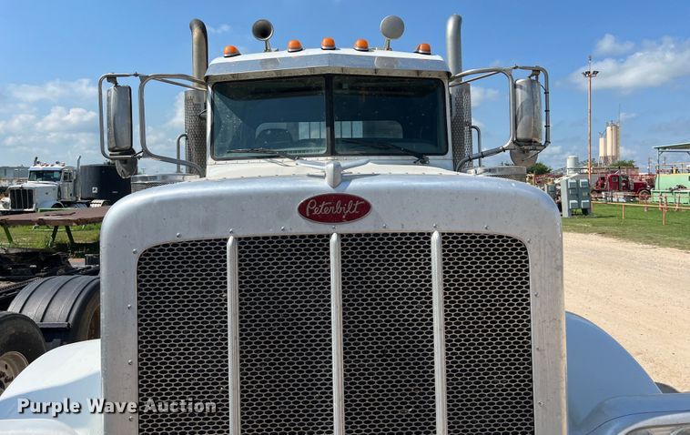 image for item LU9906 2018 Peterbilt 389 semi truck