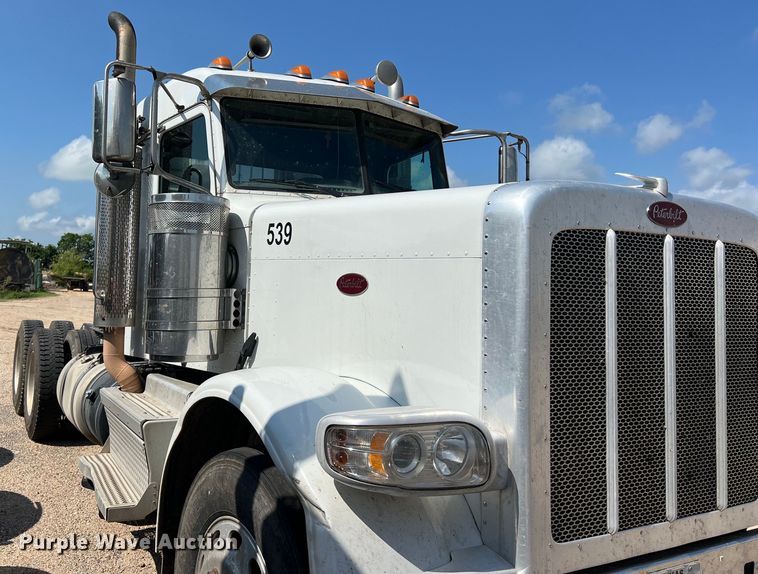 image for item LU9906 2018 Peterbilt 389 semi truck