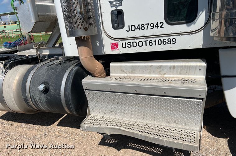 image for item LU9906 2018 Peterbilt 389 semi truck