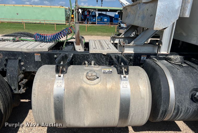 image for item LU9906 2018 Peterbilt 389 semi truck