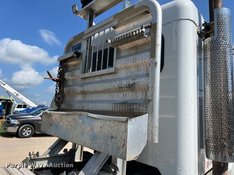 image for item LU9906 2018 Peterbilt 389 semi truck