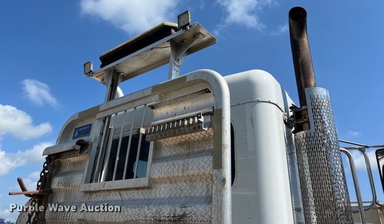 image for item LU9906 2018 Peterbilt 389 semi truck