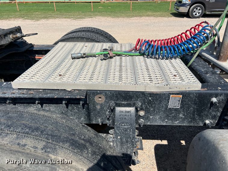 image for item LU9906 2018 Peterbilt 389 semi truck