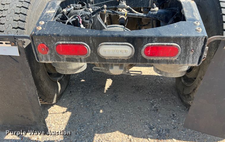 image for item LU9906 2018 Peterbilt 389 semi truck