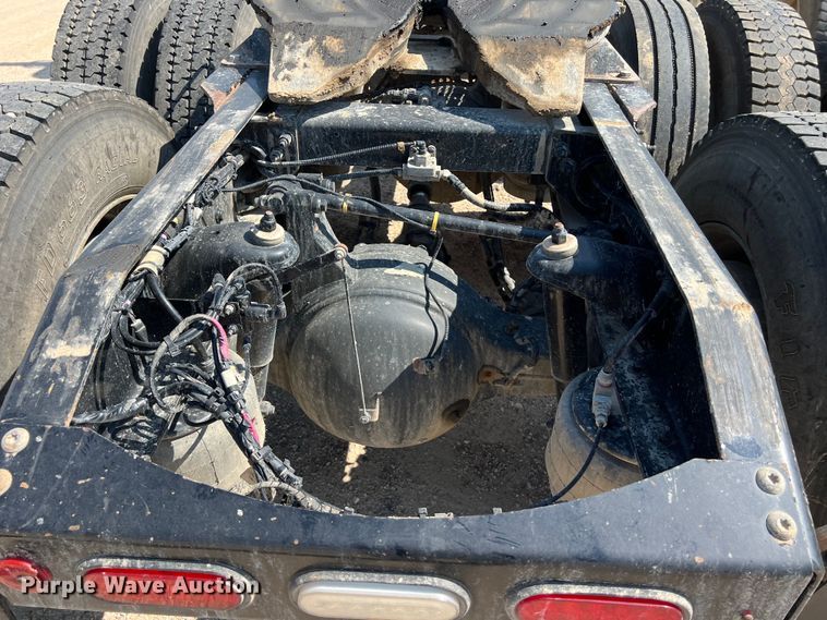 image for item LU9906 2018 Peterbilt 389 semi truck