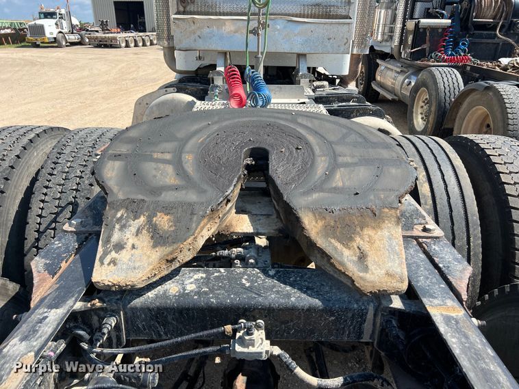 image for item LU9906 2018 Peterbilt 389 semi truck