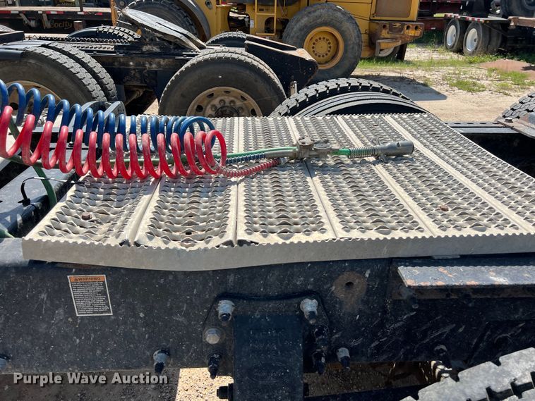 image for item LU9906 2018 Peterbilt 389 semi truck