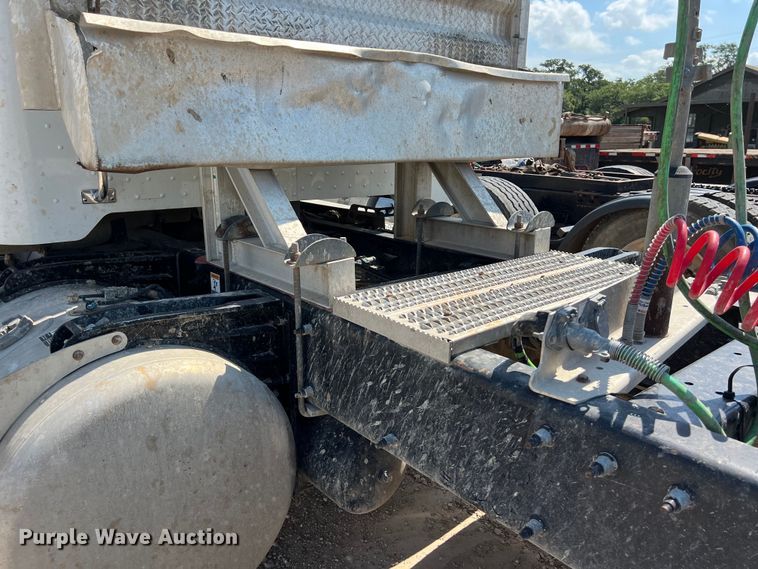 image for item LU9906 2018 Peterbilt 389 semi truck