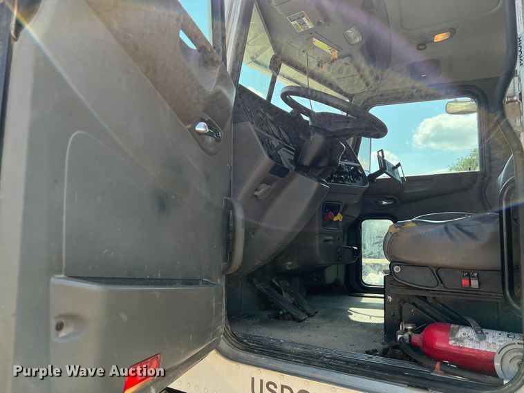 image for item LU9906 2018 Peterbilt 389 semi truck