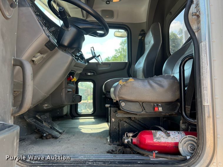 image for item LU9906 2018 Peterbilt 389 semi truck