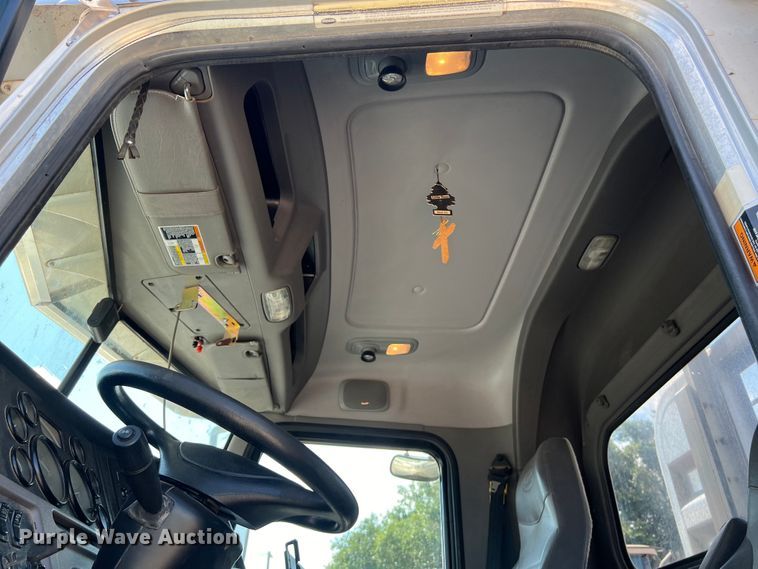 image for item LU9906 2018 Peterbilt 389 semi truck