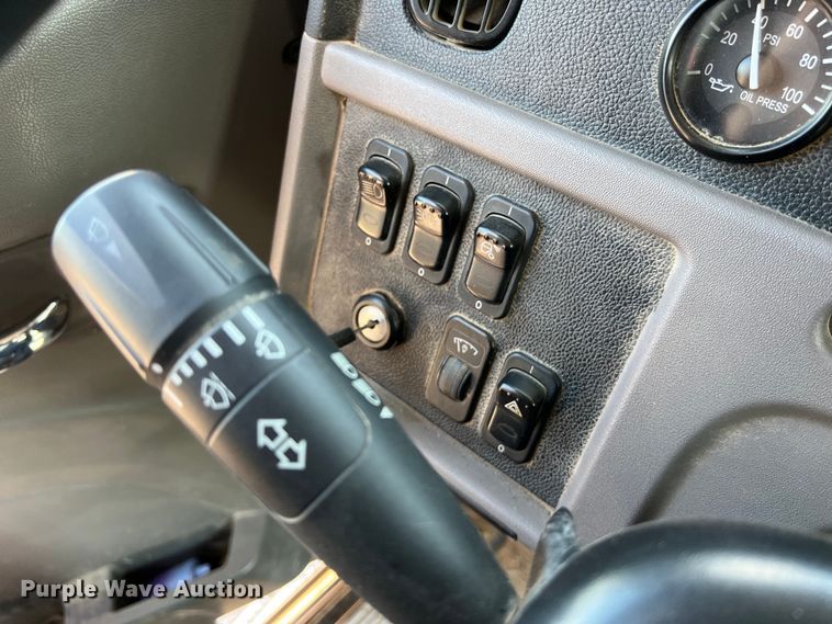 image for item LU9906 2018 Peterbilt 389 semi truck