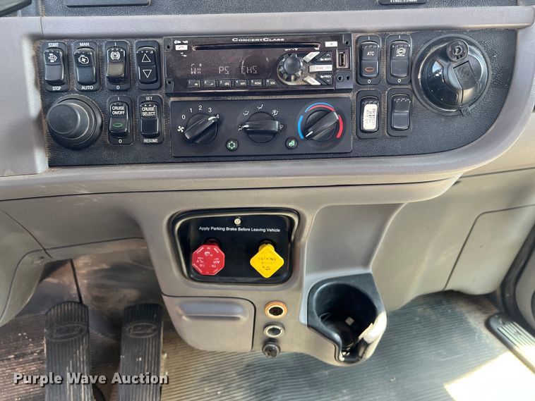 image for item LU9906 2018 Peterbilt 389 semi truck