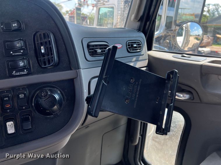 image for item LU9906 2018 Peterbilt 389 semi truck