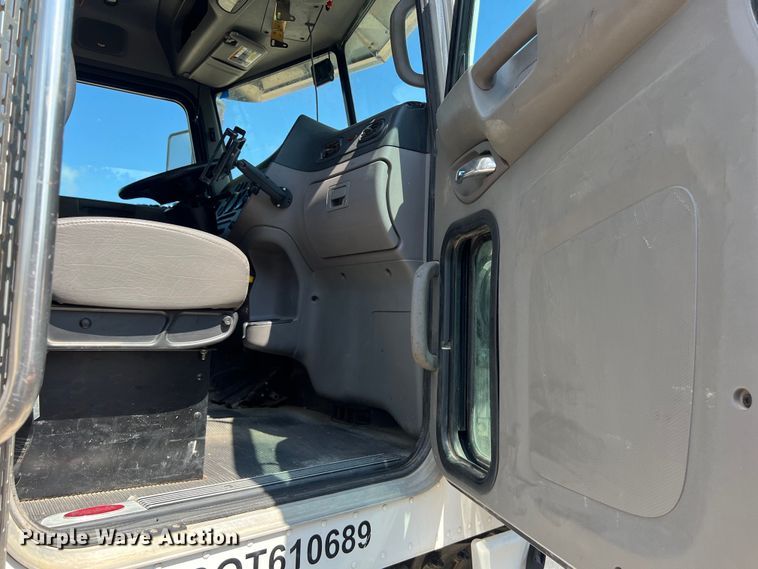 image for item LU9906 2018 Peterbilt 389 semi truck