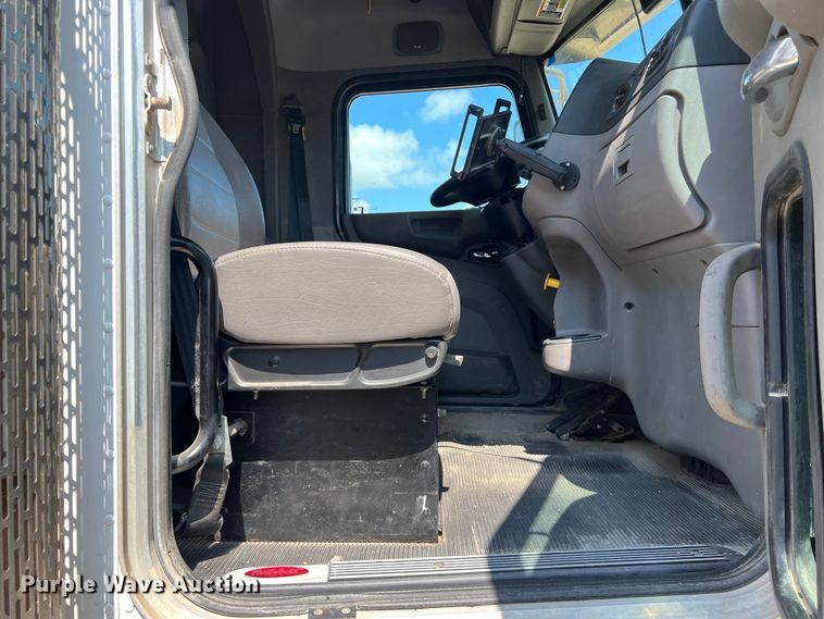 image for item LU9906 2018 Peterbilt 389 semi truck