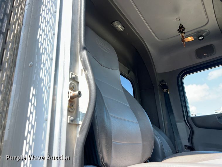 image for item LU9906 2018 Peterbilt 389 semi truck