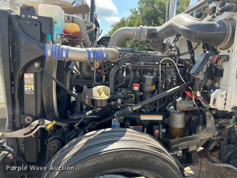 image for item LU9906 2018 Peterbilt 389 semi truck