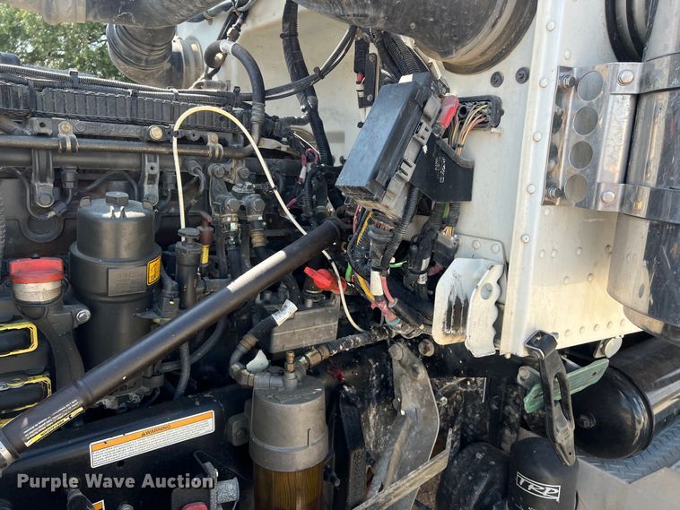 image for item LU9906 2018 Peterbilt 389 semi truck