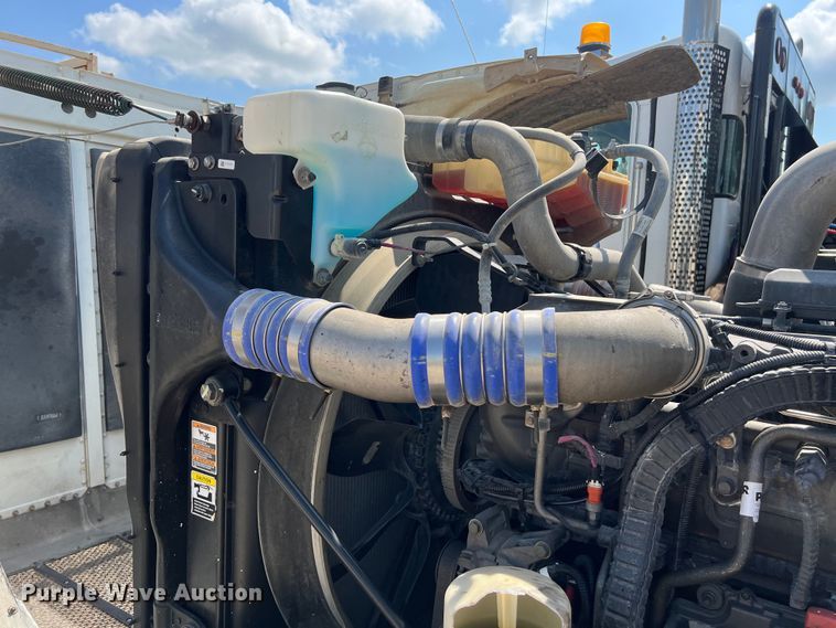 image for item LU9906 2018 Peterbilt 389 semi truck