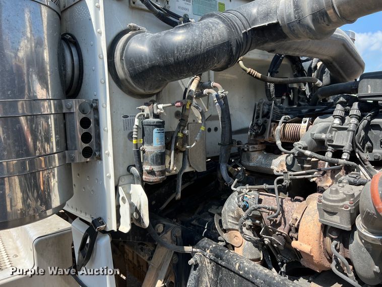 image for item LU9906 2018 Peterbilt 389 semi truck