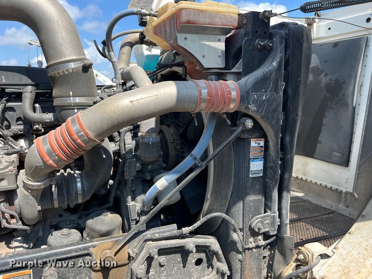 image for item LU9906 2018 Peterbilt 389 semi truck