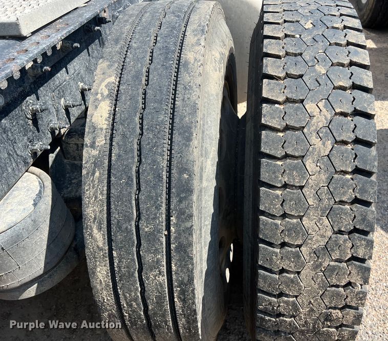 image for item LU9906 2018 Peterbilt 389 semi truck