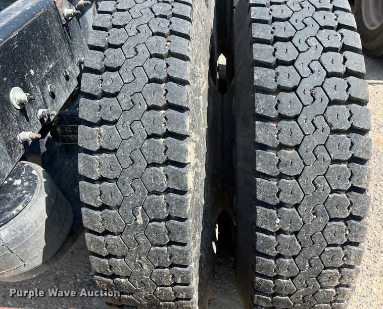 image for item LU9906 2018 Peterbilt 389 semi truck