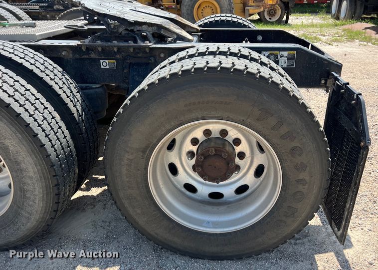 image for item LU9906 2018 Peterbilt 389 semi truck