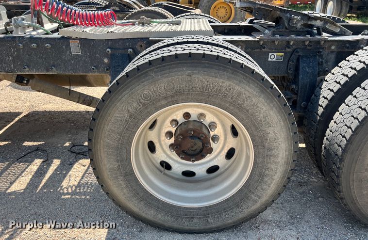 image for item LU9906 2018 Peterbilt 389 semi truck