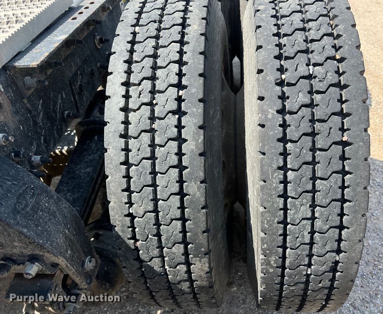 image for item LU9906 2018 Peterbilt 389 semi truck