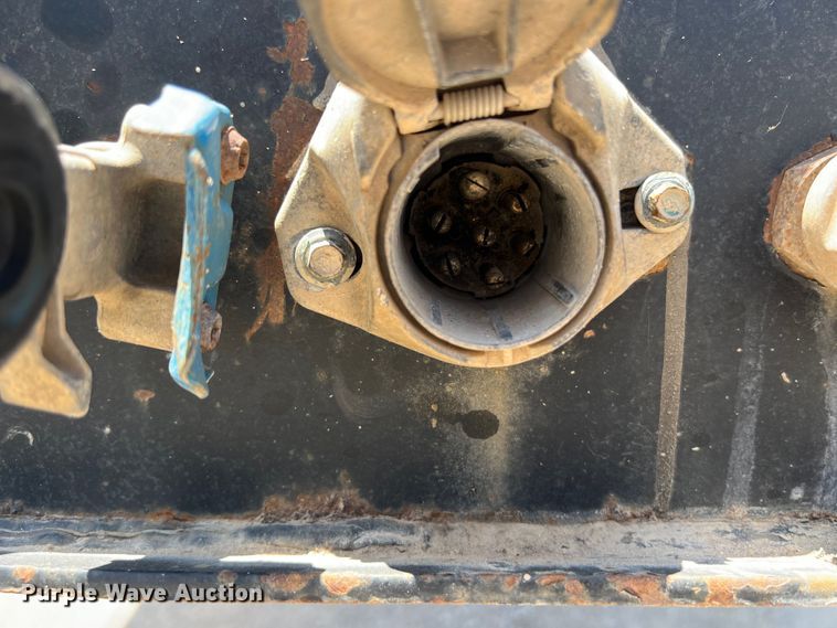 image for item LU9913 2005 Lufkin flatbed trailer